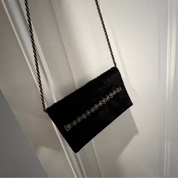 Black velvet and Embroidered mini shoulder bag or clutch. - Picture 4 of 16